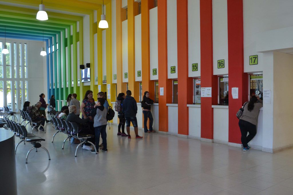 Hospitales saturados y faltantes: el efecto del recorte nacional