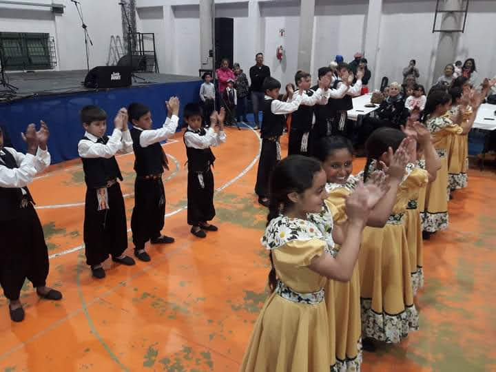 Escuela 6 folklore Ana
