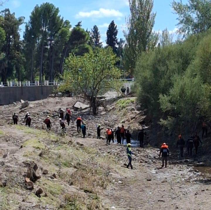 bomberos ayudando 2