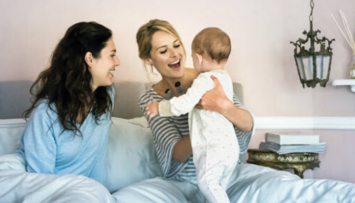 dos mamas y un bebe